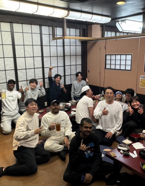 宴会で盛り上がる社員たち