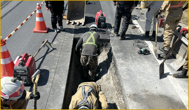 道路工事現場で作業するスタッフ